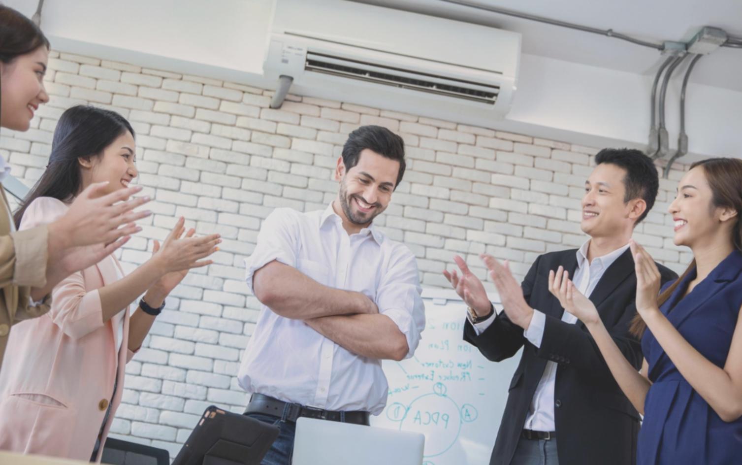 Estudiantes trabajando en proyectos prácticos durante taller colaborativo