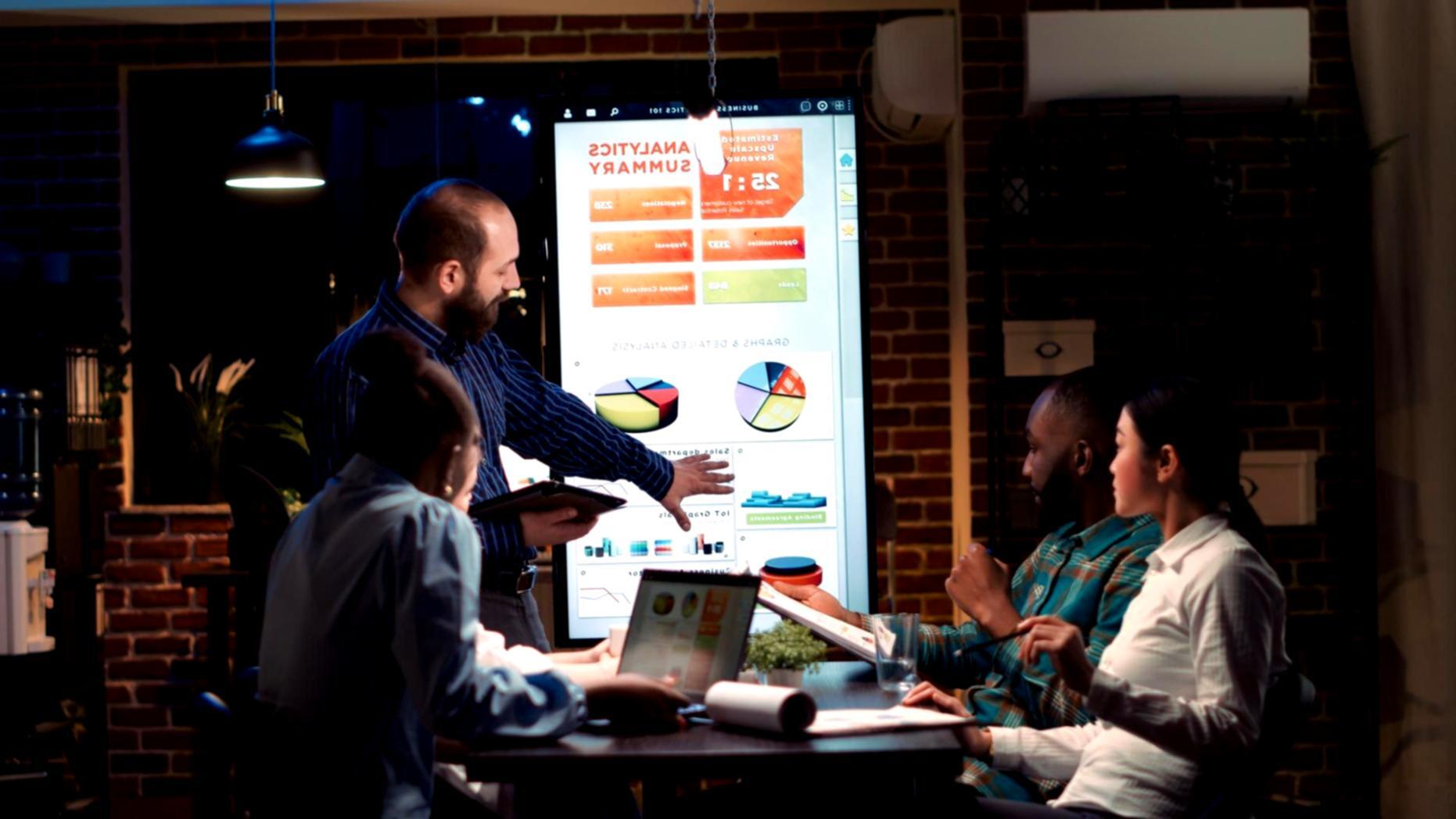 Equipo colaborando en estrategias de crecimiento durante sesión de trabajo