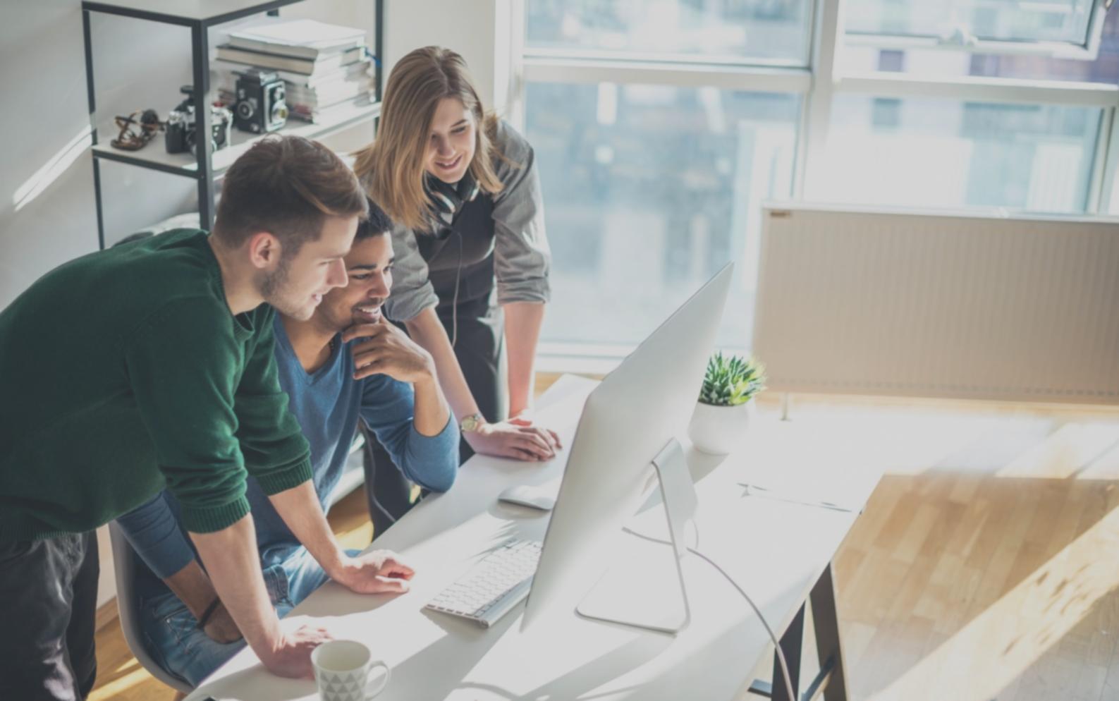 Estudiantes trabajando en ejercicios prácticos durante sesión de taller