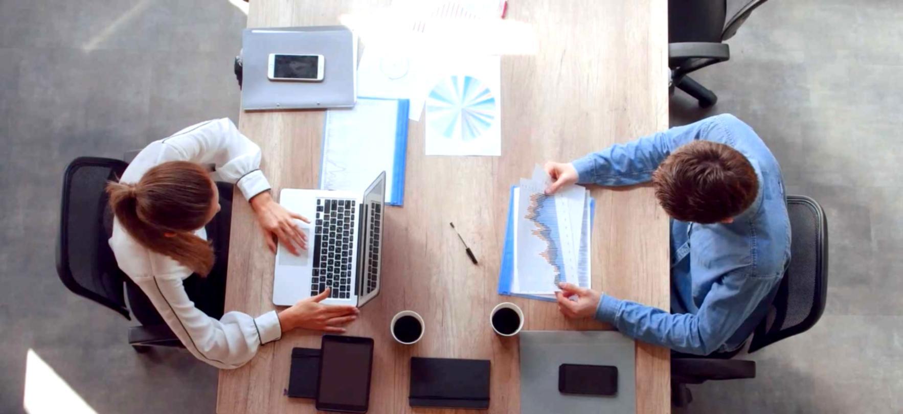 Espacio de trabajo con recursos de aprendizaje organizados