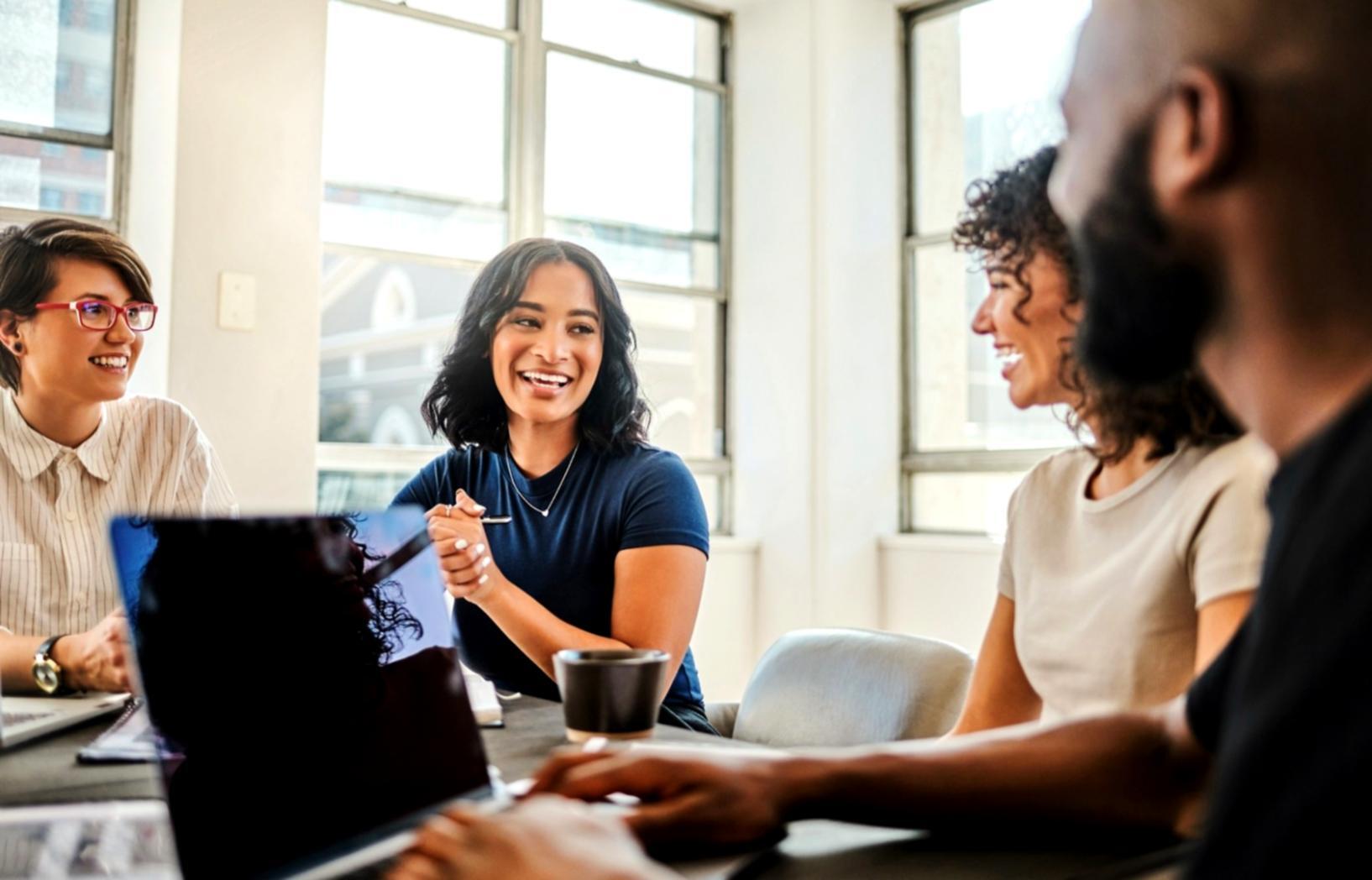Especialista analizando métricas de tráfico orgánico en herramientas de análisis